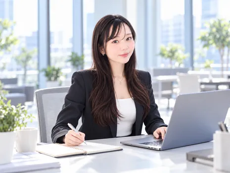 PCとノートで相談内容を整理する女性のイメージ